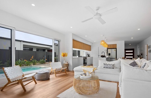 Banksia Beach Apartment | Luxury Kangaroo View