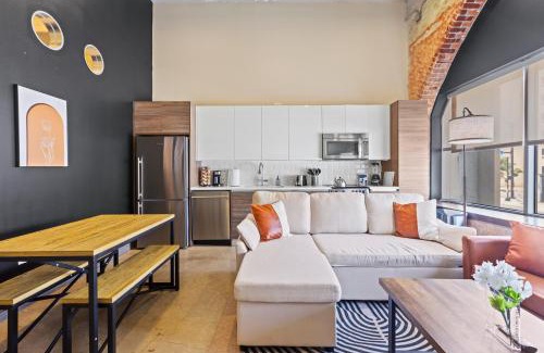Downtown Dallas Apartment | Luxury - Kay Bailey - Free Parking