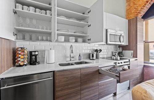 Downtown Dallas Apartment | Luxury - Kay Bailey - Free Parking