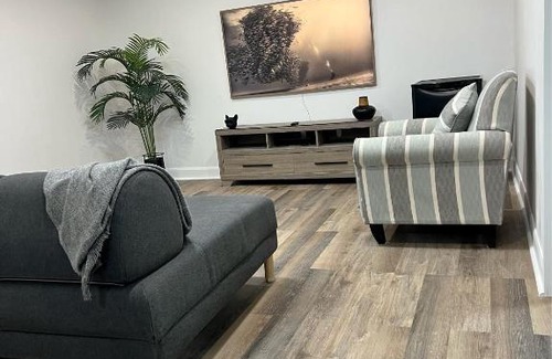 Ottawa Division Apartment | Luxury king 1 private bedroom
