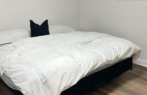 Ottawa Division Apartment | Luxury king 1 private bedroom