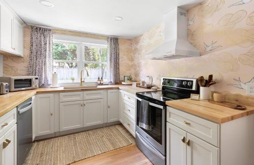 Clayton Villa | Luxury King 125 year historic home 2 blocks from Main St