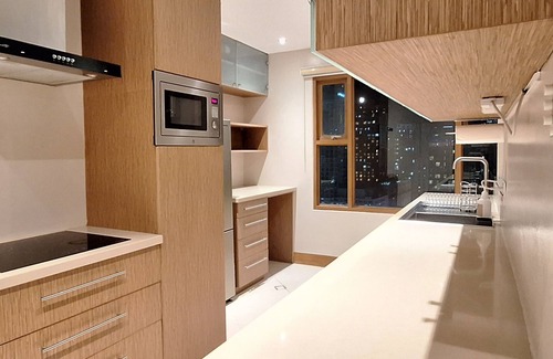 Ermita Night District Condo | Luxury King 4BR 3BA w/2 Balconies Bayview Pool Netflixn