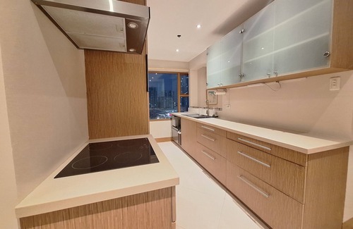 Ermita Night District Apartment | Luxury King 5BR 4BA Condo w/2 Balconies, Ocean View, Pool, Netflix
