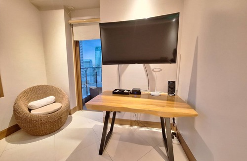 Ermita Night District Apartment | Luxury King 5BR 4BA Condo w/2 Balconies, Ocean View, Pool, Netflix