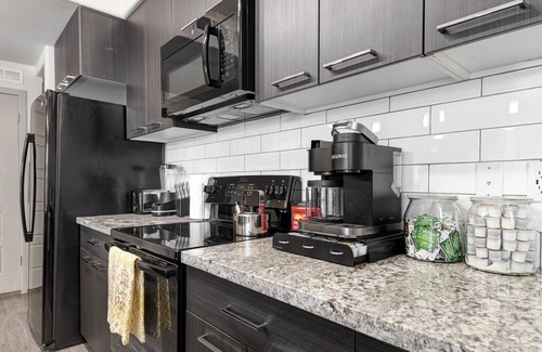 Peoria Apartment | Luxury King Bed Desert Oasis Glendale Stadium Pool Jacuzzi