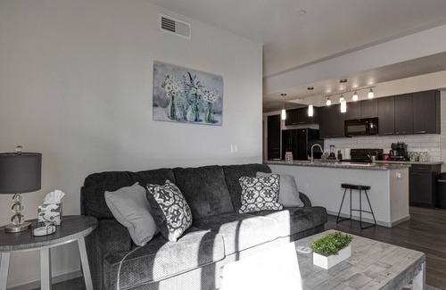 Peoria Apartment | Luxury King Bed Desert Oasis Glendale Stadium Pool Jacuzzi