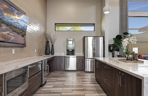 Peoria Apartment | Luxury King Bed Desert Oasis Glendale Stadium Pool Jacuzzi