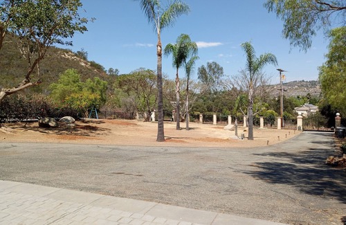 Mesa Rock House | Luxury King-Bed, Desk, Sofa, Fridge, 1 Acre Yard