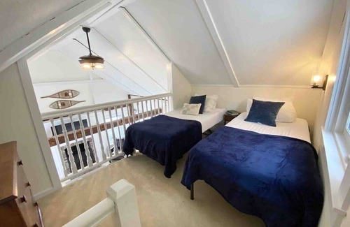 West Dover Resort | Luxury King Cottage, 2 twin beds in loft, fireplace, private entrance