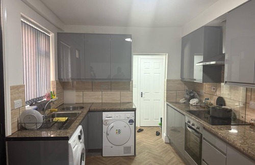 Rusholme House | Luxury King Room in Family Home