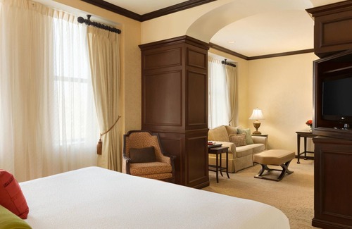 Downtown Wilmington Hotel | Luxury King Room -Landmark Hotel-Full Size Sofa-Desk-Spacious Bathroom-Free Wifi