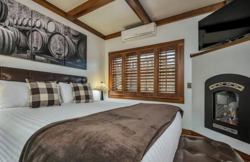 Calistoga Hotel | Luxury King Room Minutes from Downtown Calistoga. Fireplace and Spa Bathroom!