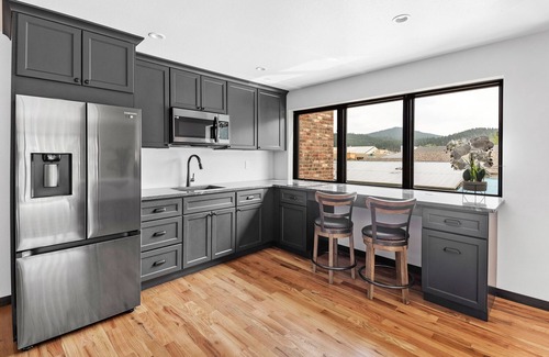 Hill City Apartment | Luxury King Studio Downtown Main Street
