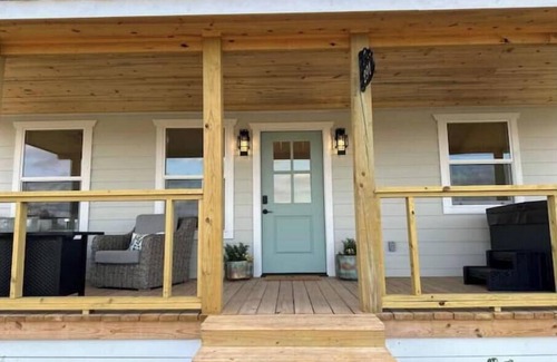 Fredericksburg Cottage | Luxury King Suite with private hot tub and firepit in the heart of wine country