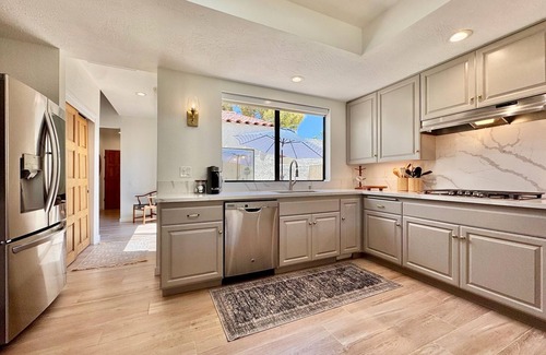 La Quinta Condo | Luxury La Quinta Retreat: 3BR Resort-Style Home with Mountain Views