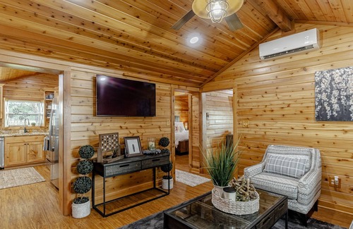Lavon House | Luxury Lady Bird Cabin at Historical Farm
