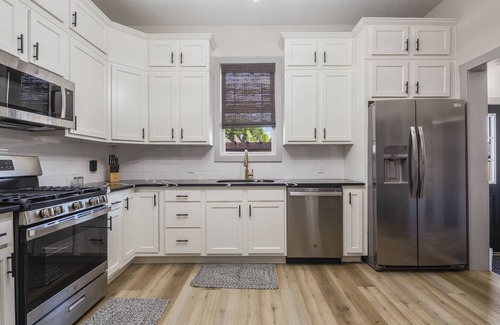New Albany House | Luxury @ LaFayette Place, downtown New Albany. Minutes to Louisville.n