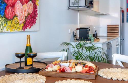 Scarborough Apartment | Luxury Lagoon Ocean Escape - 2br Sofabed Sleep 6!