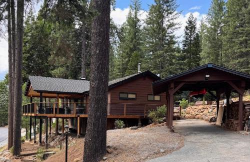 Lake Almanor Country Club House | Luxury Lake Almanor Cabin Covered Deck & Views