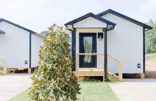 Lincoln House | Luxury Lake Bungalow: King Bed, Deck, Lake Access #2