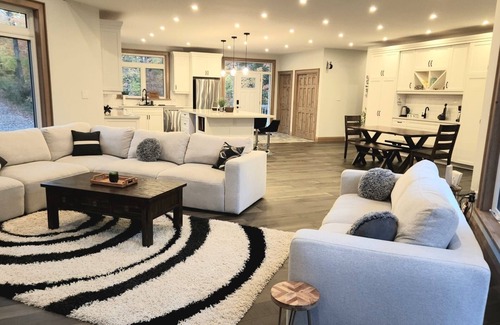 Dunchurch Cottage | Luxury Lake Cottage with a rustic vibe just 2.5hrs away from GTA.