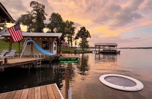 Jonesboro House | Luxury lake escape- golf cart,private beach area,boathouse,fishing lights,kayaks