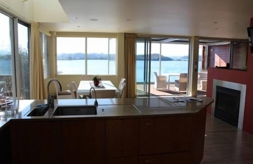 Tikitere House | Luxury lake front home