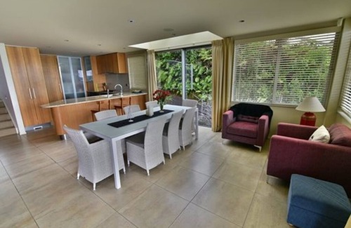 Tikitere House | Luxury lake front home