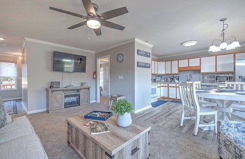 Oak Grove House | Luxury Lake Front Stay in Johnson City, TN!