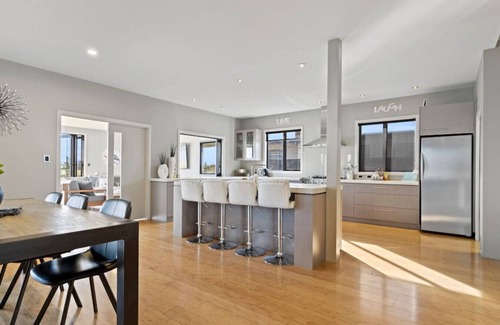 Huntingdon House | Luxury Lake Hood Holiday Home