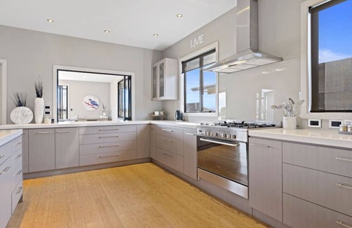 Huntingdon House | Luxury Lake Hood Holiday Home