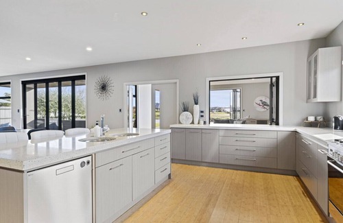 Huntingdon House | Luxury Lake Hood Holiday Home