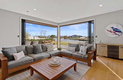 Huntingdon House | Luxury Lake Hood Holiday Home