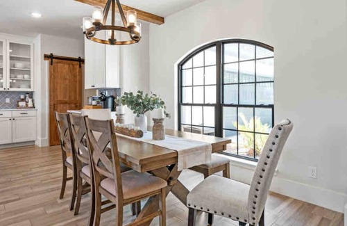 Gun Barrel City House | Luxury Lake House with Pool & Game Room