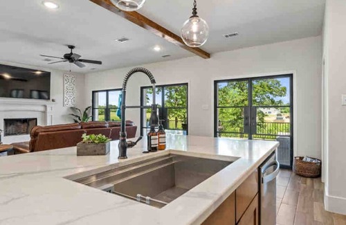 Gun Barrel City House | Luxury Lake House with Pool & Game Room