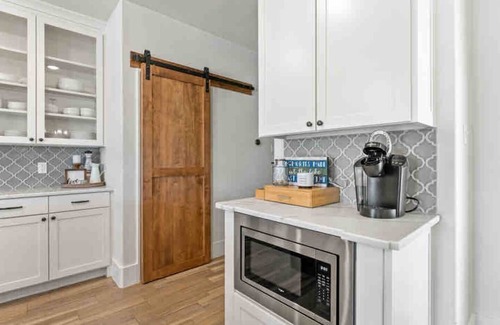 Gun Barrel City House | Luxury Lake House with Pool & Game Room