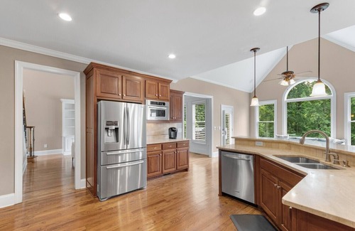 Gainesville House | Luxury Lake House with Private Dock & Game Room