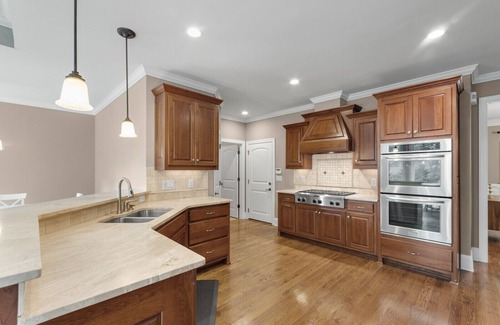 Gainesville House | Luxury Lake House with Private Dock & Game Room