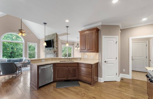 Gainesville House | Luxury Lake House with Private Dock & Game Room