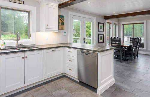 Muskoka Lakes Cottage | Luxury Lake Joseph Cottage w/Boathouse, Kids Cottage, Hot Tub & Putting Green