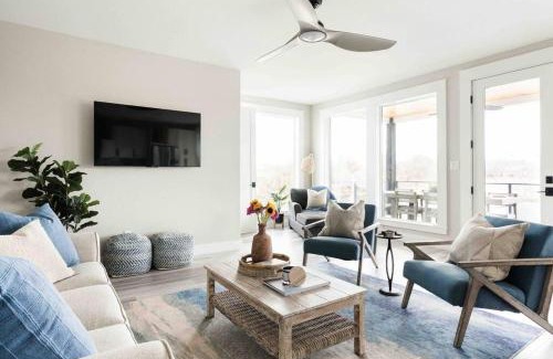 Kingsland House | Luxury Lake LBJ Waterfront Home with Hot Tub and Boat Slip
