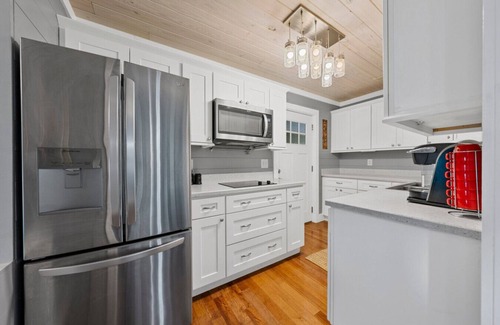 Scottsville House | Luxury lake nest, private docks, hot tub, game and kid room, year round Lakeview