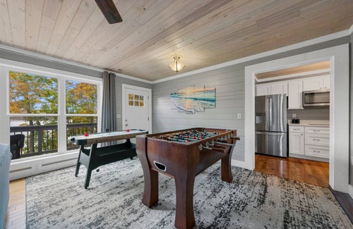 Scottsville House | Luxury lake nest, private docks, hot tub, game and kid room, year round Lakeview