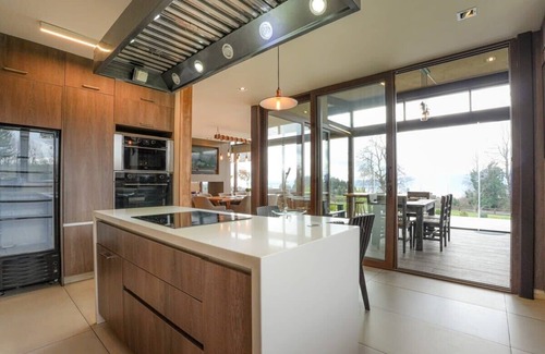 Pucon Villa | Luxury Lake - Piscina Privada y Tinaja