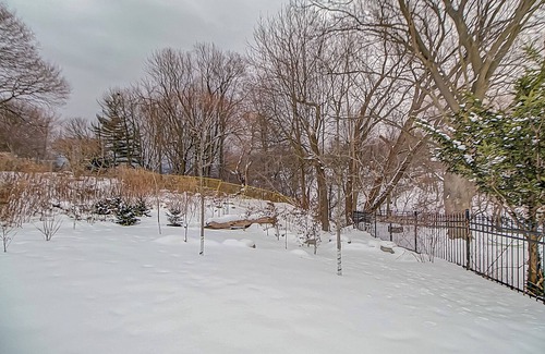 Scarborough House | Luxury lake & Ravine view 2 bed Suit (b) 2025 built