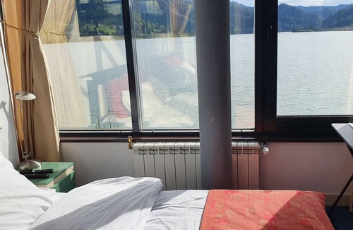 Bistrita Bargaului House | Luxury lake-side French Villa lakefront w/view, hot-tubs