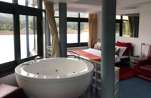 Bistrita Bargaului House | Luxury lake-side French Villa lakefront w/view, hot-tubs