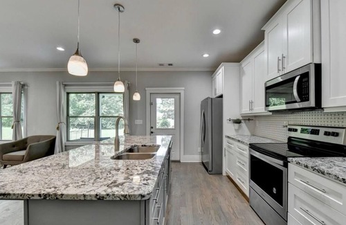 Buford House | luxury lake view. 6 sleep 3 bedroom 2kings 1Queen bed