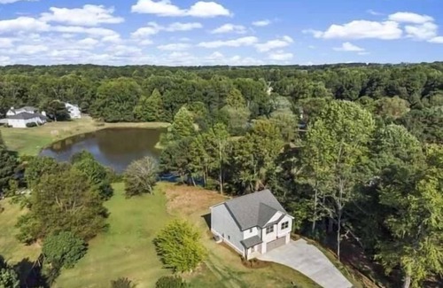 Buford House | luxury lake view. 6 sleep 3 bedroom 2kings 1Queen bed